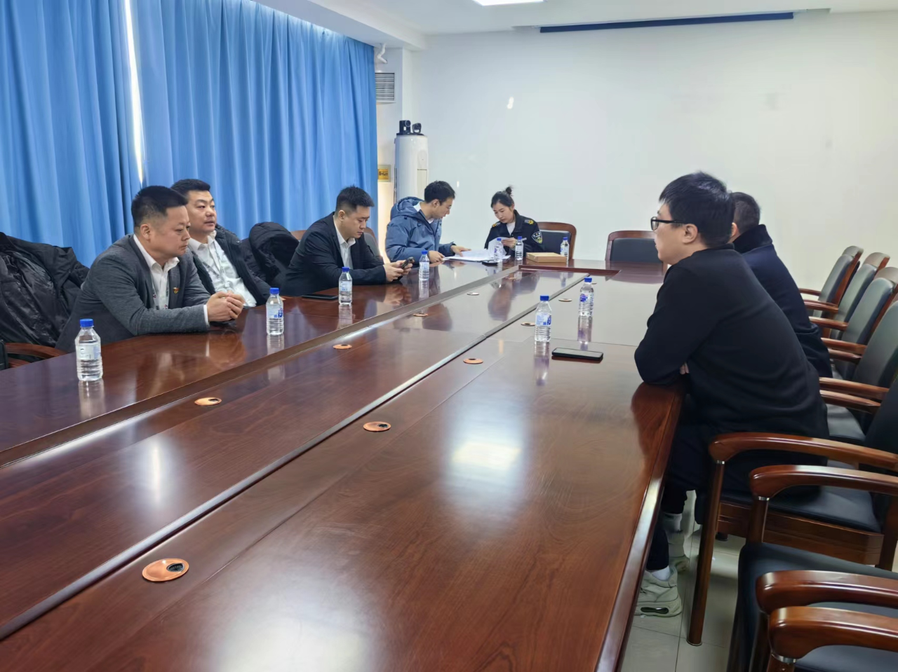 驰而不息纠“四风” 风清气正过佳节——15vip太阳集团官网纪委开展节前纠“四风”监督检查工作